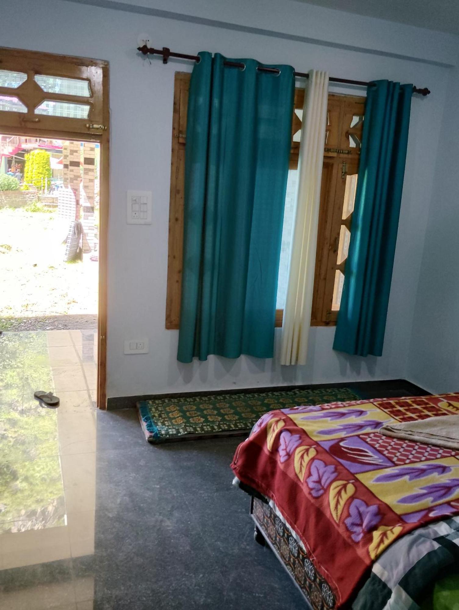 Dog N Hill Hotel Kasol Exterior photo